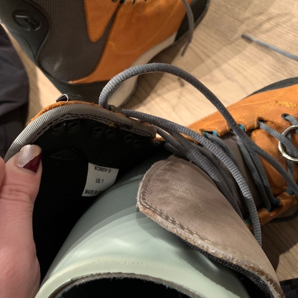Burton Snowboard Boots - Picture 2 of 4